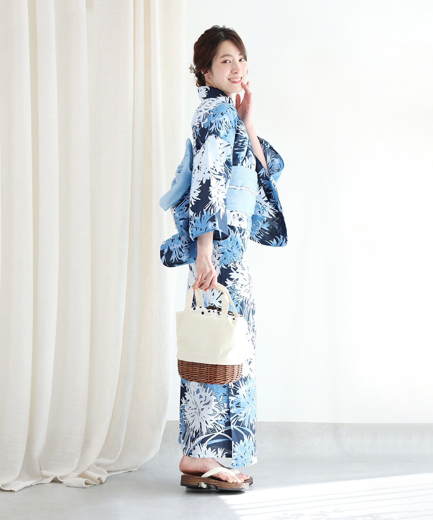 Floral Cotton Yukata 4-Piece Set: Yukata, Hecho Obi, Geta, Hair Ornament