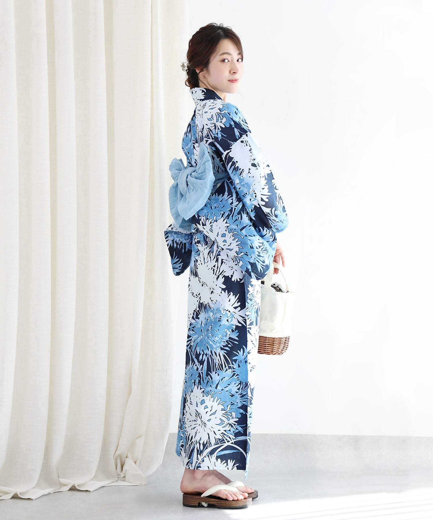 Floral Cotton Yukata 4-Piece Set: Yukata, Hecho Obi, Geta, Hair Ornament