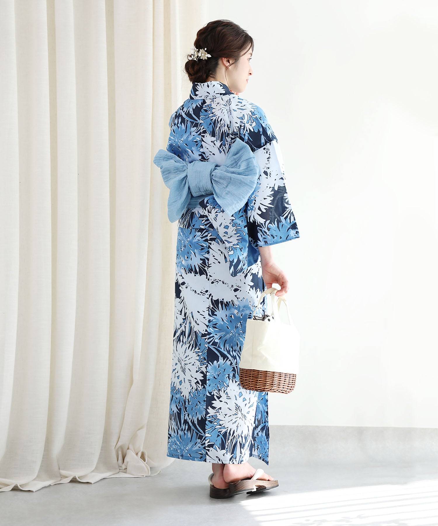 Floral Cotton Yukata 4-Piece Set: Yukata, Hecho Obi, Geta, Hair Ornament