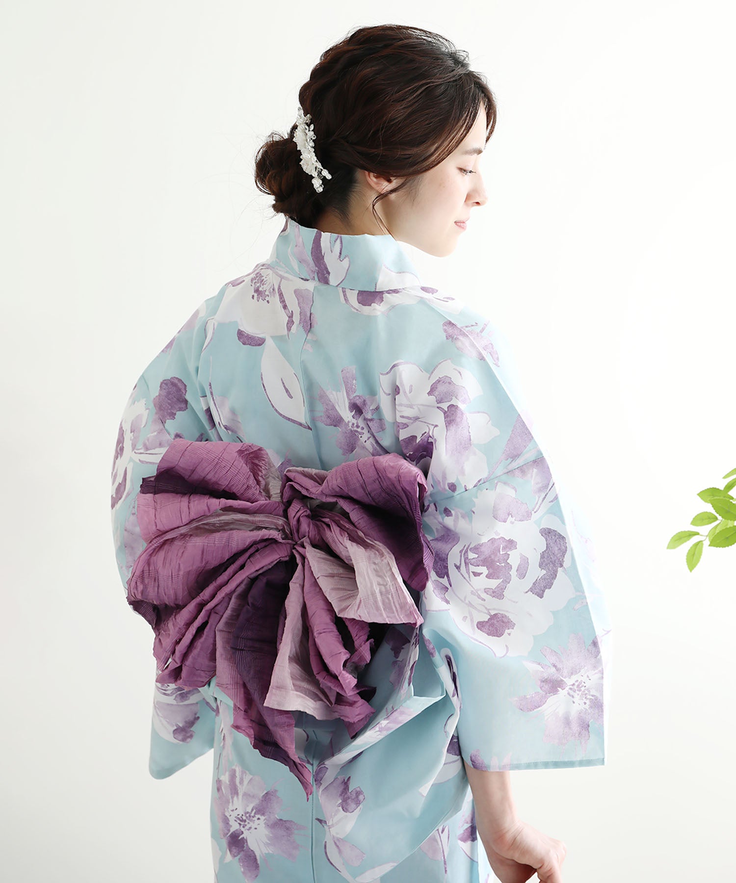 Floral Cotton Yukata 4-Piece Set: Yukata, Hecho Obi, Geta, Hair Ornament