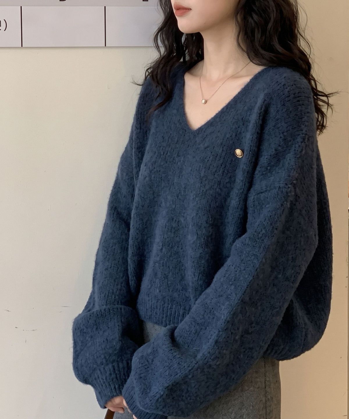 aimoha/ゴールドモチーフ付きVネックルーズニット