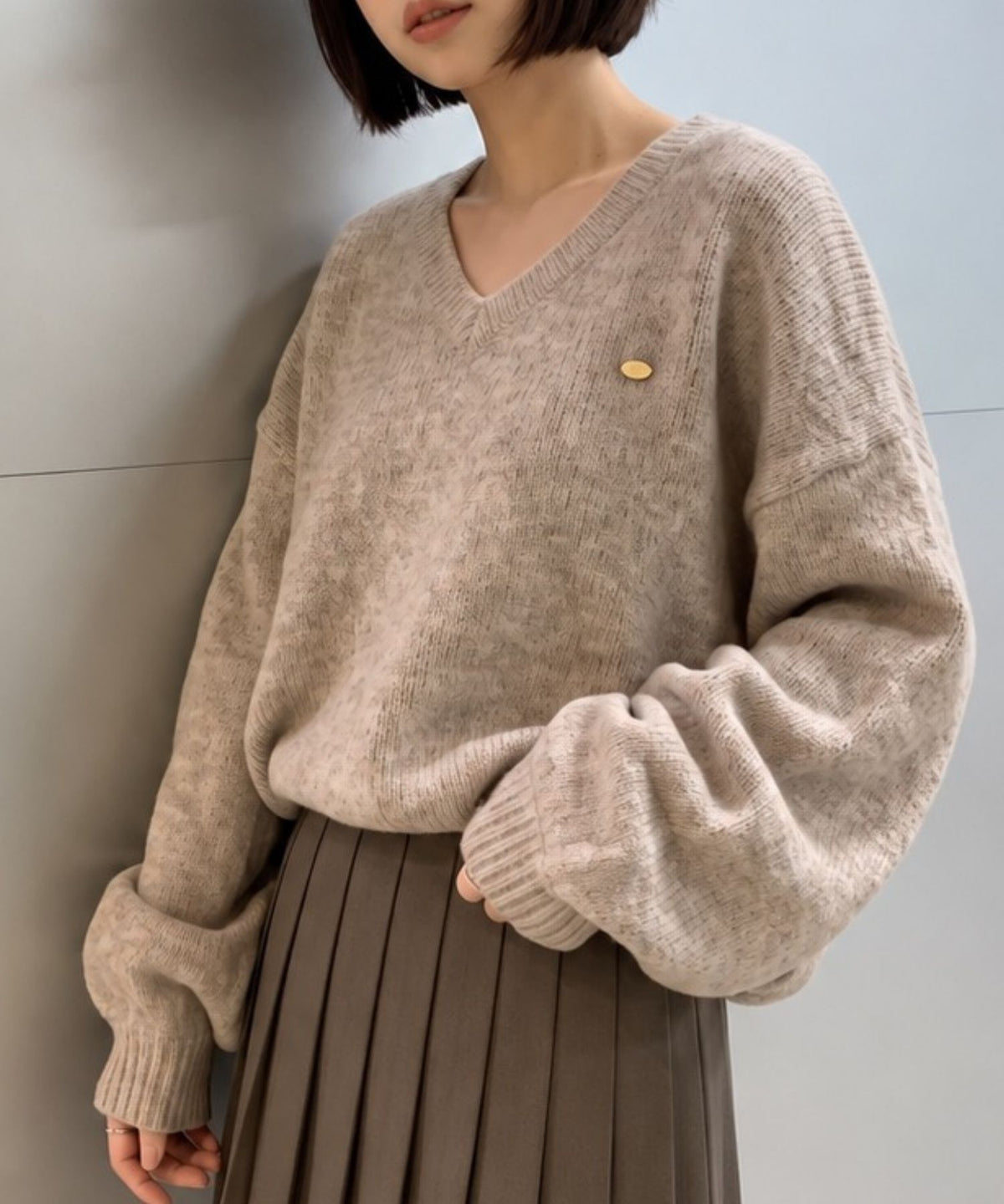 aimoha/ゴールドモチーフ付きVネックルーズニット