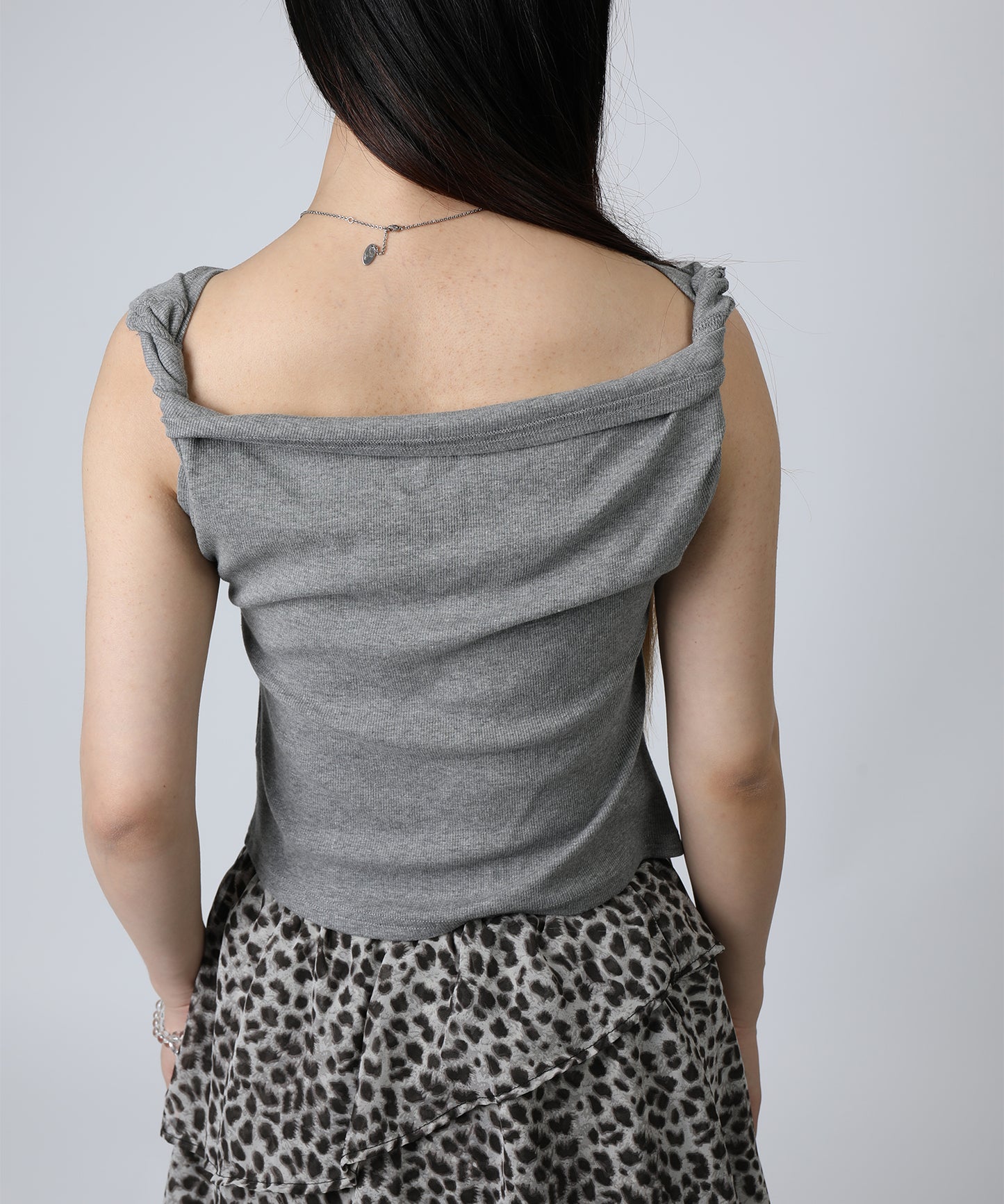 HOOK for girls クロス柄グラフィック オフショルダークロップドTシャツ