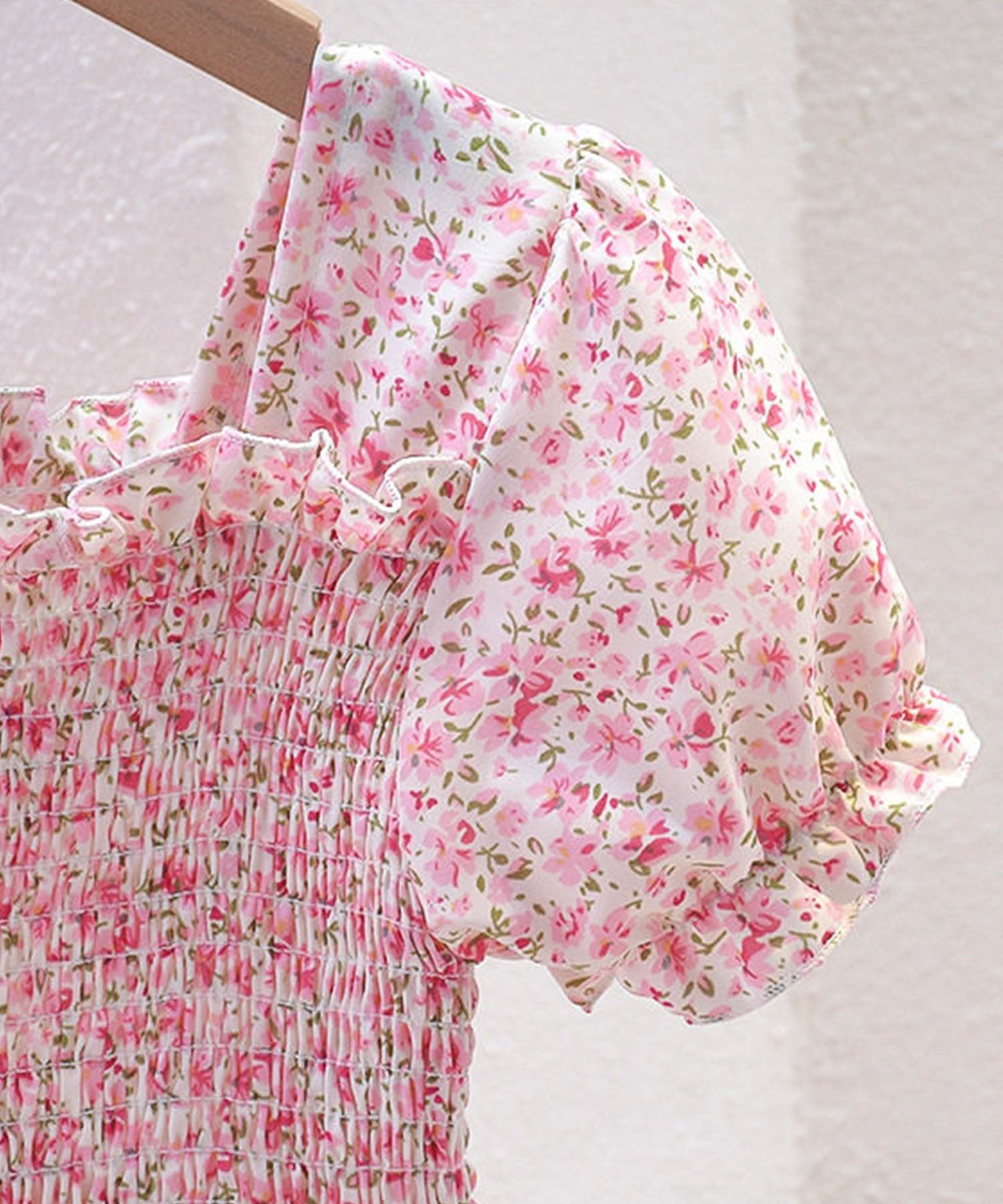 【aimoha-KIDS-】小花柄シャーリングワンピース（バッグ付き）(SS)