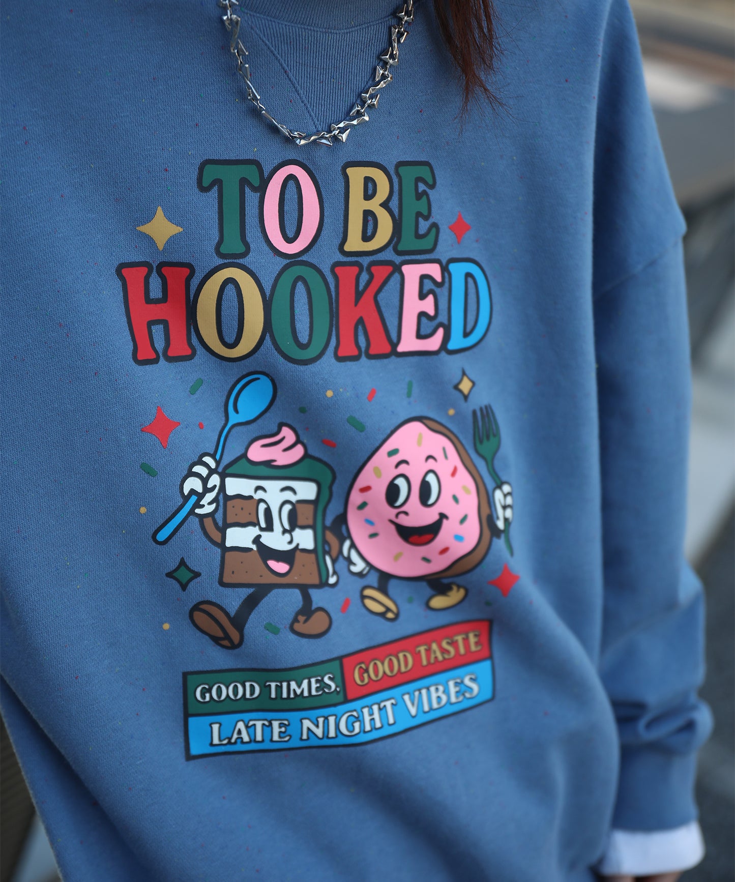 HOOK -original-　TO BE HOOKED グラフィックプリント スペックル生地 クルーネックスウェット