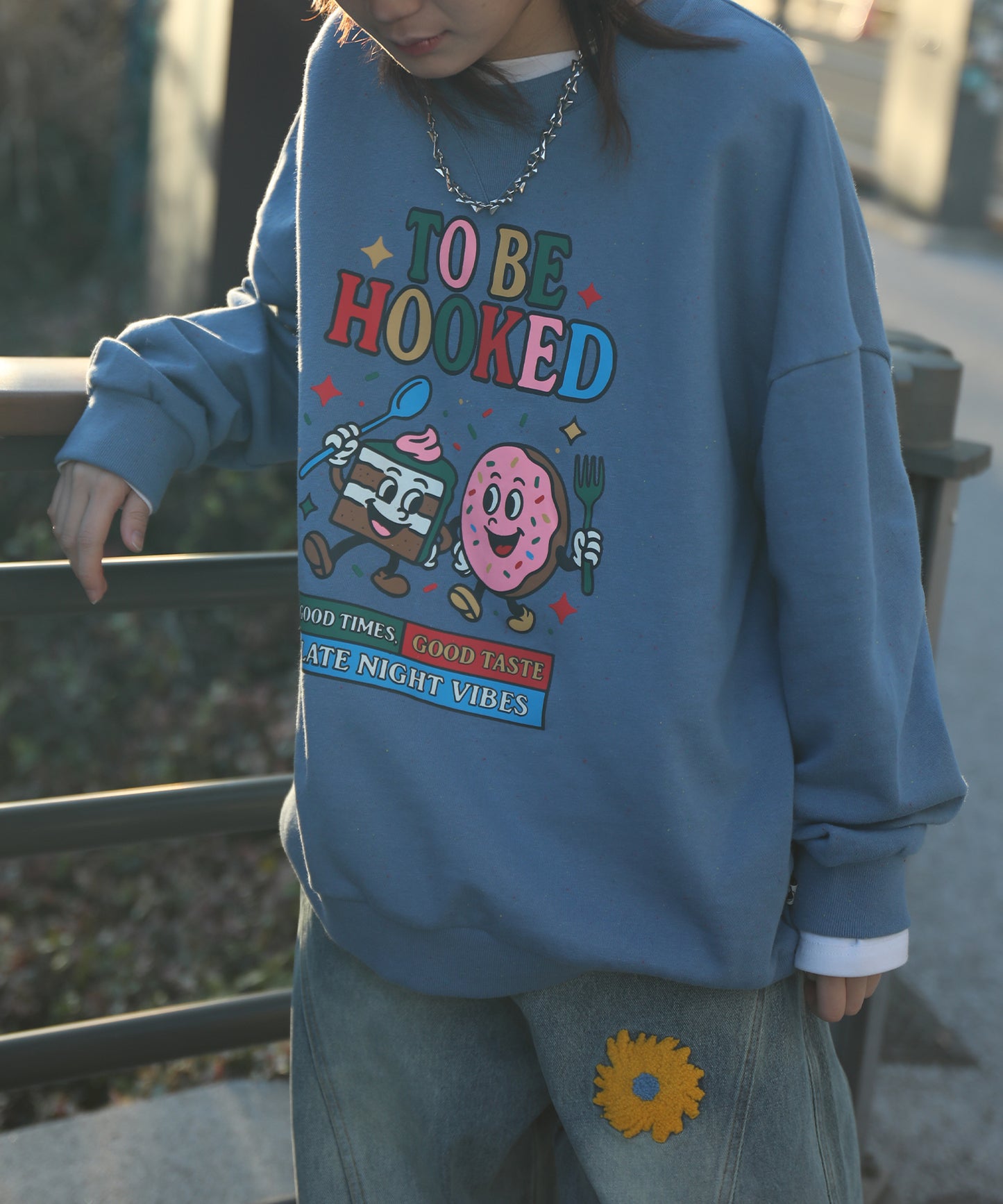 HOOK -original-　TO BE HOOKED グラフィックプリント スペックル生地 クルーネックスウェット