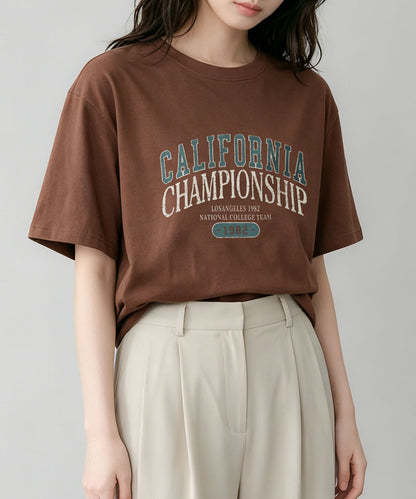 aimoha/カレッジロゴプリントTシャツ