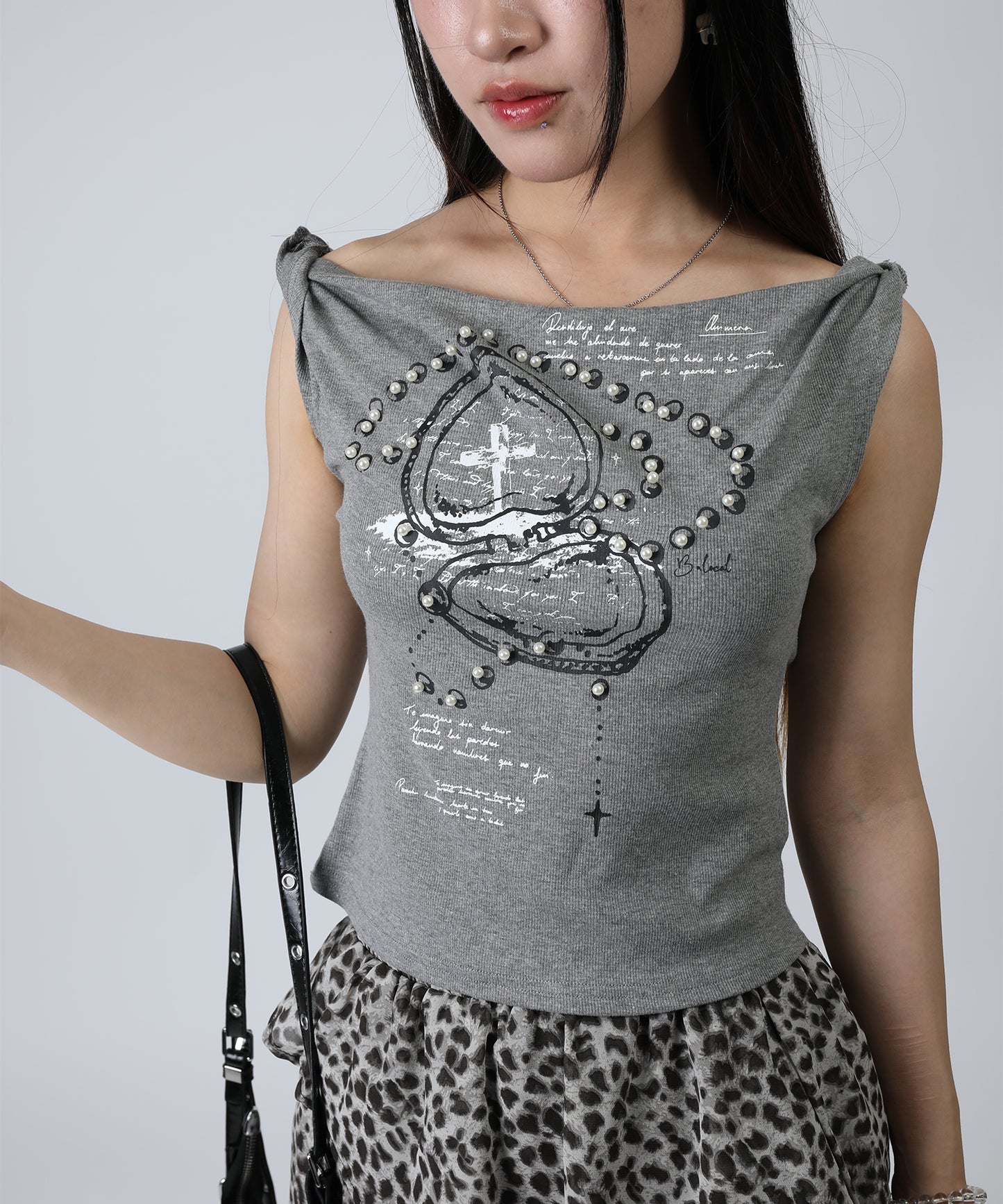 HOOK for girls クロス柄グラフィック オフショルダークロップドTシャツ