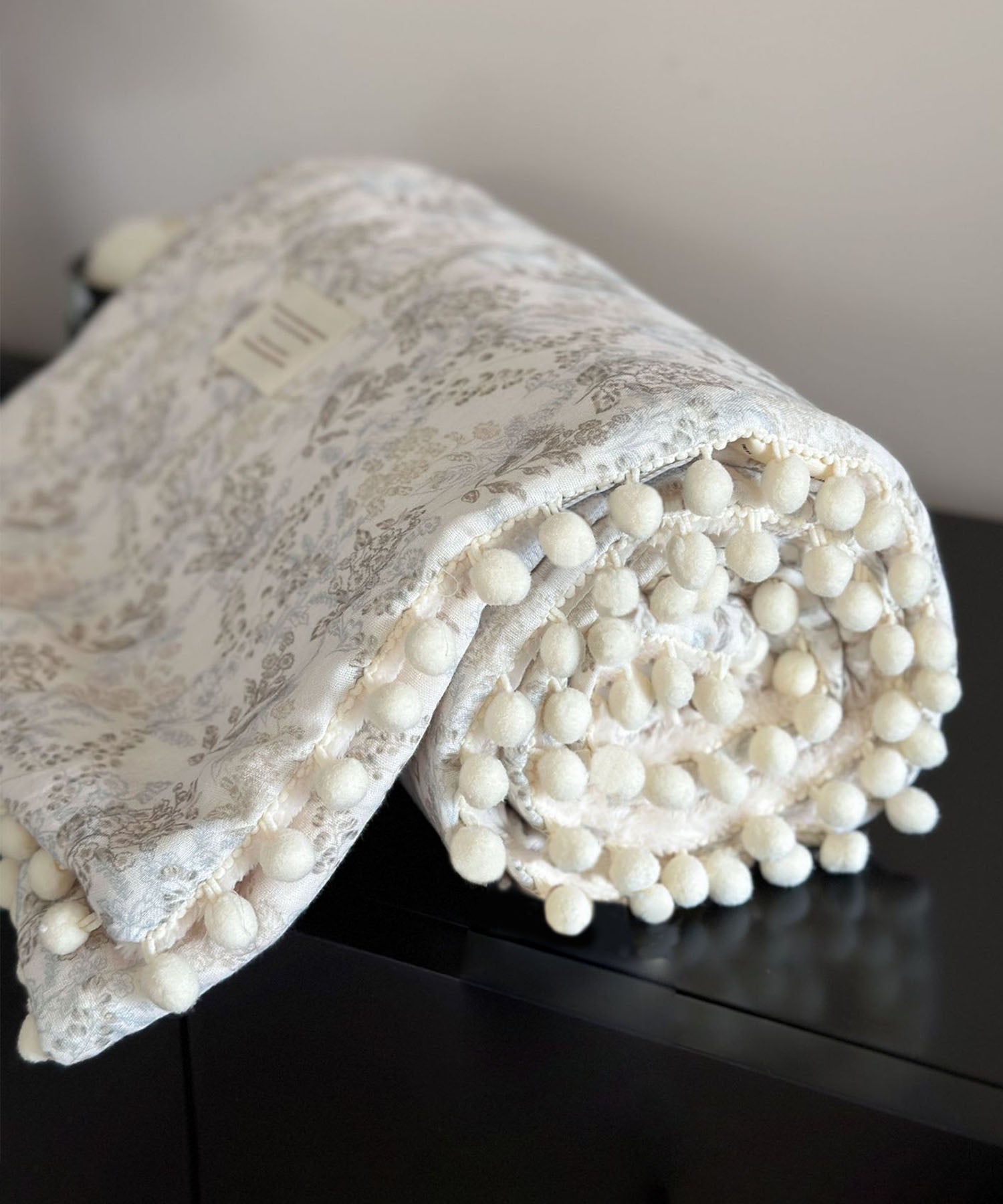 ポンポンリバシーブルブランケット