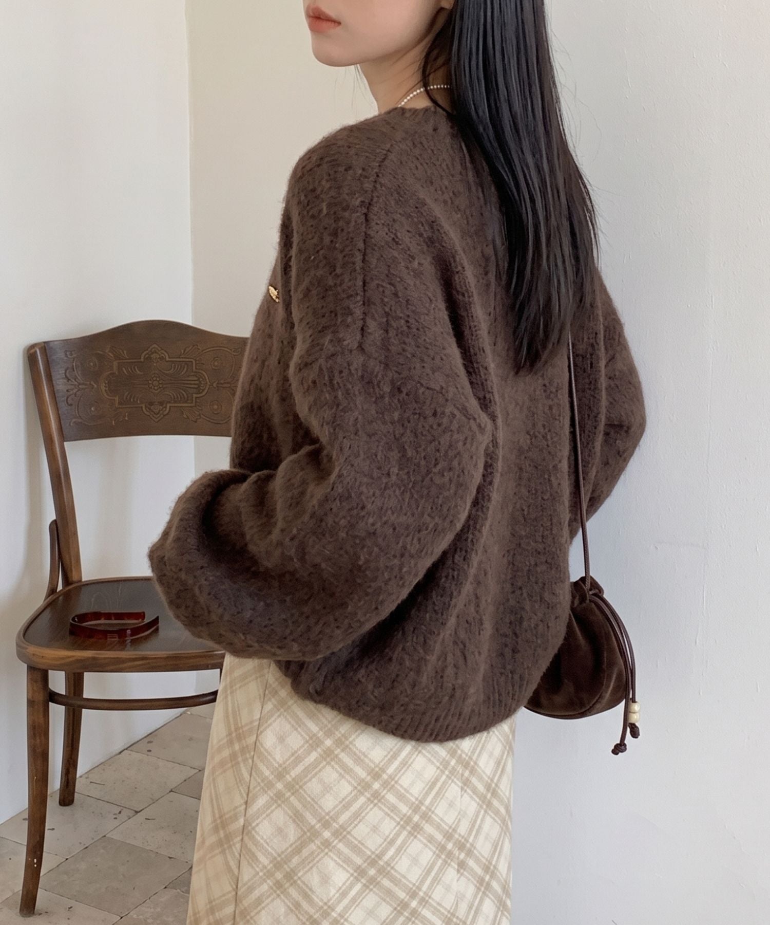 aimoha/ゴールドモチーフ付きVネックルーズニット