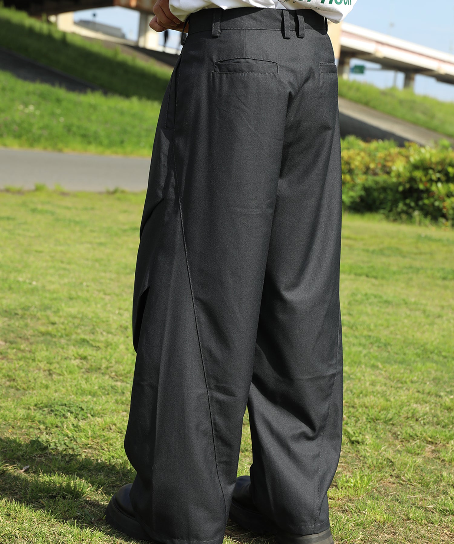 タックカーブワイドパンツ