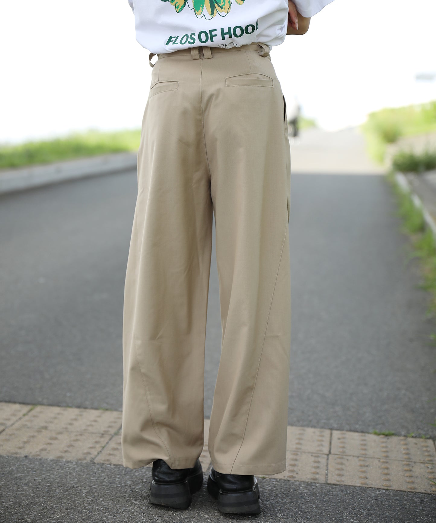 タックカーブワイドパンツ