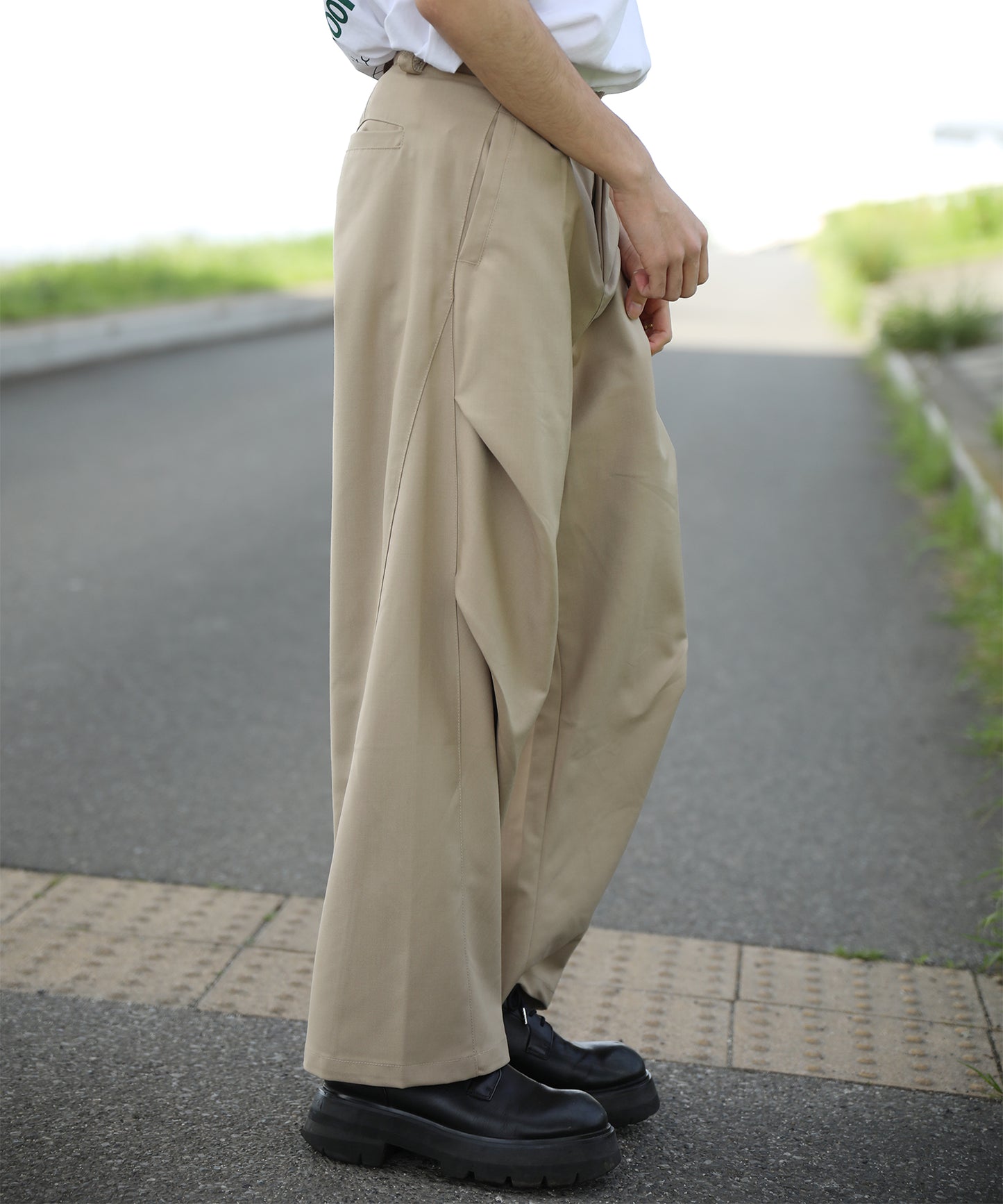 タックカーブワイドパンツ