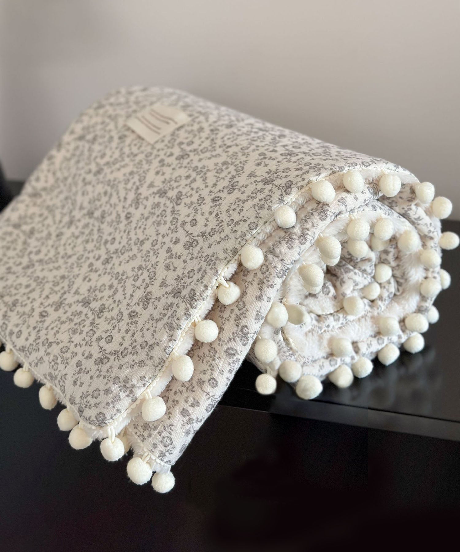 ポンポンリバシーブルブランケット