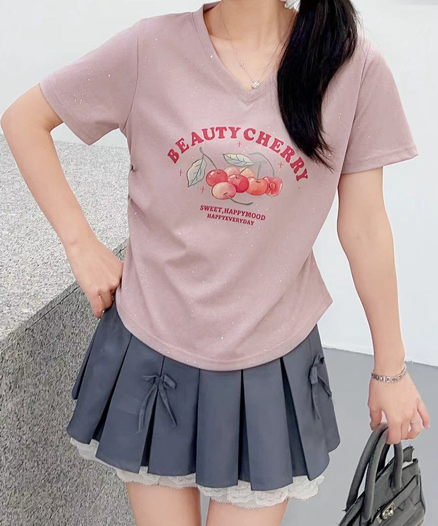 VネックチェリーTシャツ