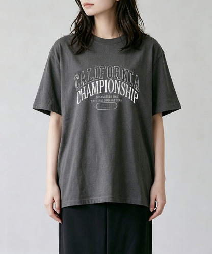 aimoha/カレッジロゴプリントTシャツ