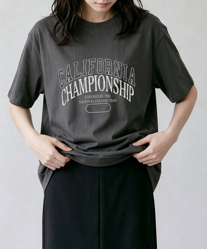 aimoha/カレッジロゴプリントTシャツ