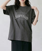 aimoha/カレッジロゴプリントTシャツ