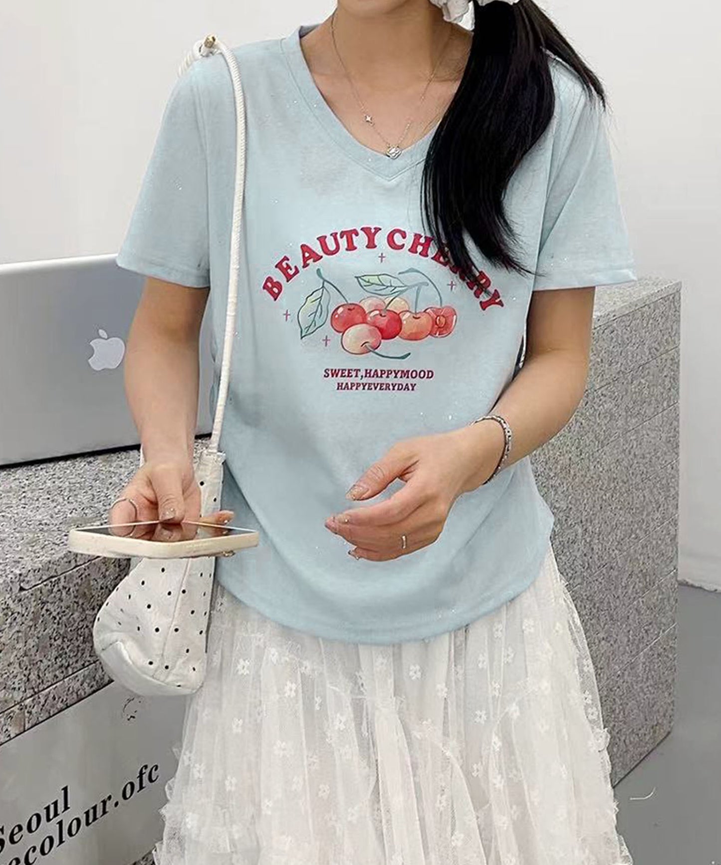 VネックチェリーTシャツ
