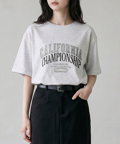 aimoha/カレッジロゴプリントTシャツ