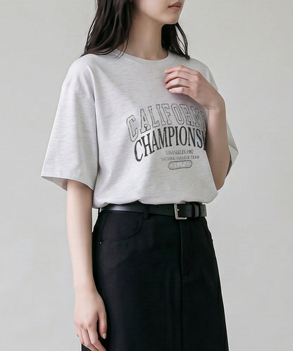aimoha/カレッジロゴプリントTシャツ
