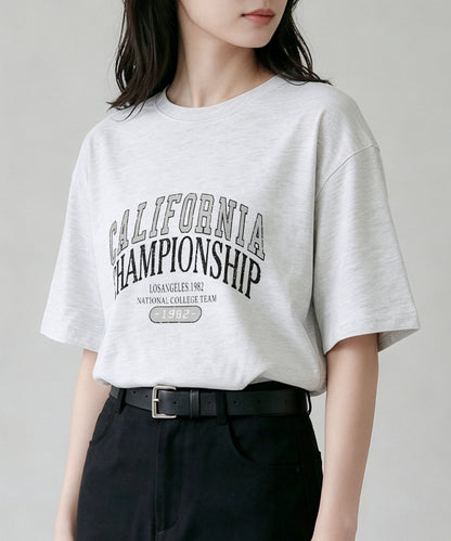 aimoha/カレッジロゴプリントTシャツ