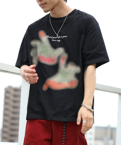 HOOK ブラーアート × スローガン グラフィックT (SS)
