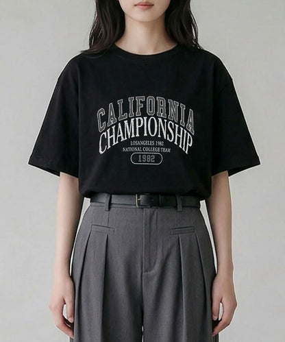aimoha/カレッジロゴプリントTシャツ