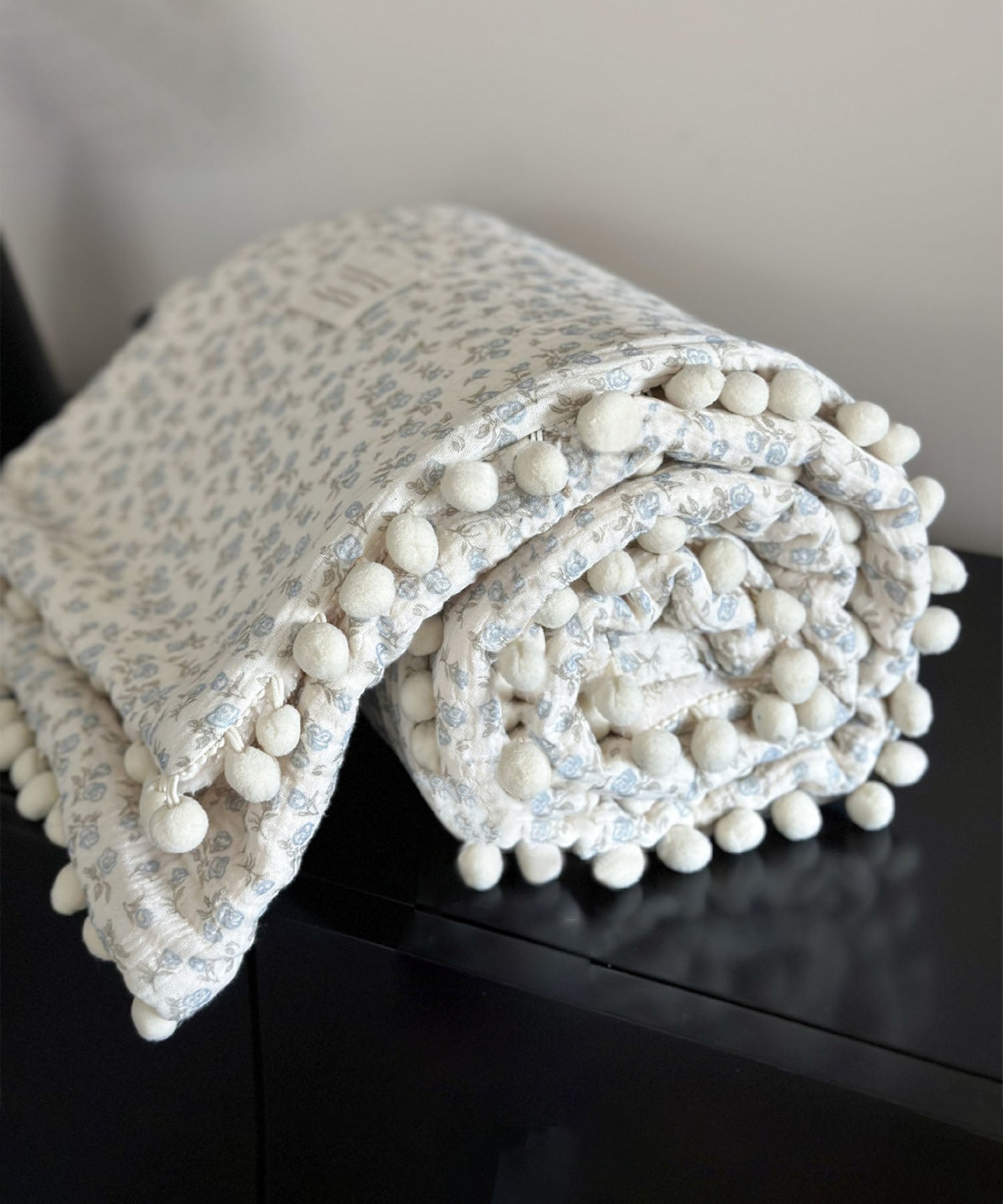 ポンポンリバシーブルブランケット