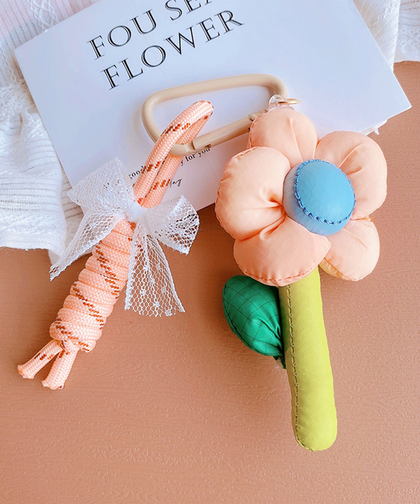 布花チャーム付きキーホルダー