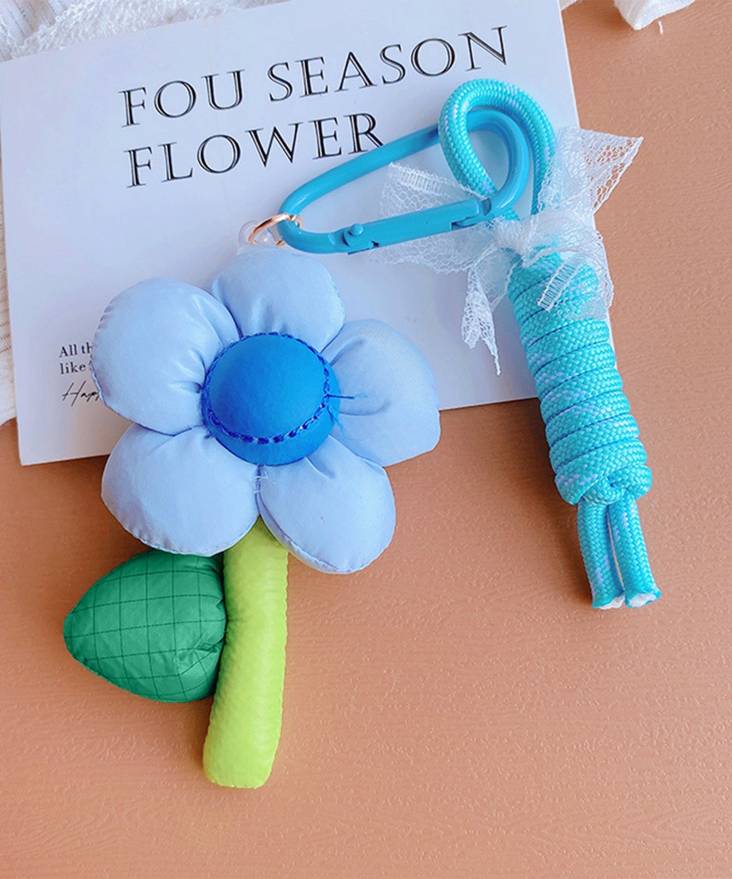 布花チャーム付きキーホルダー