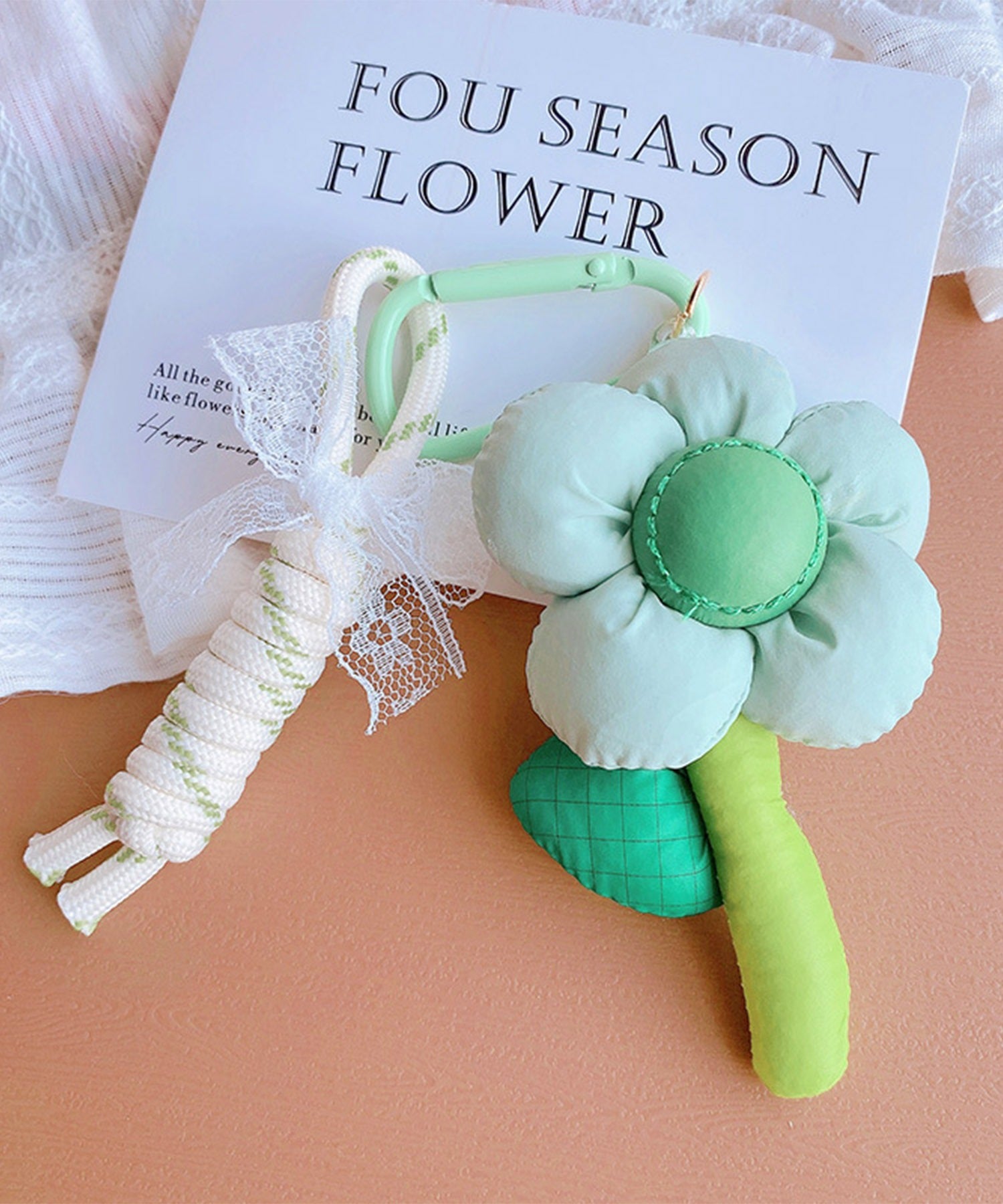 布花チャーム付きキーホルダー