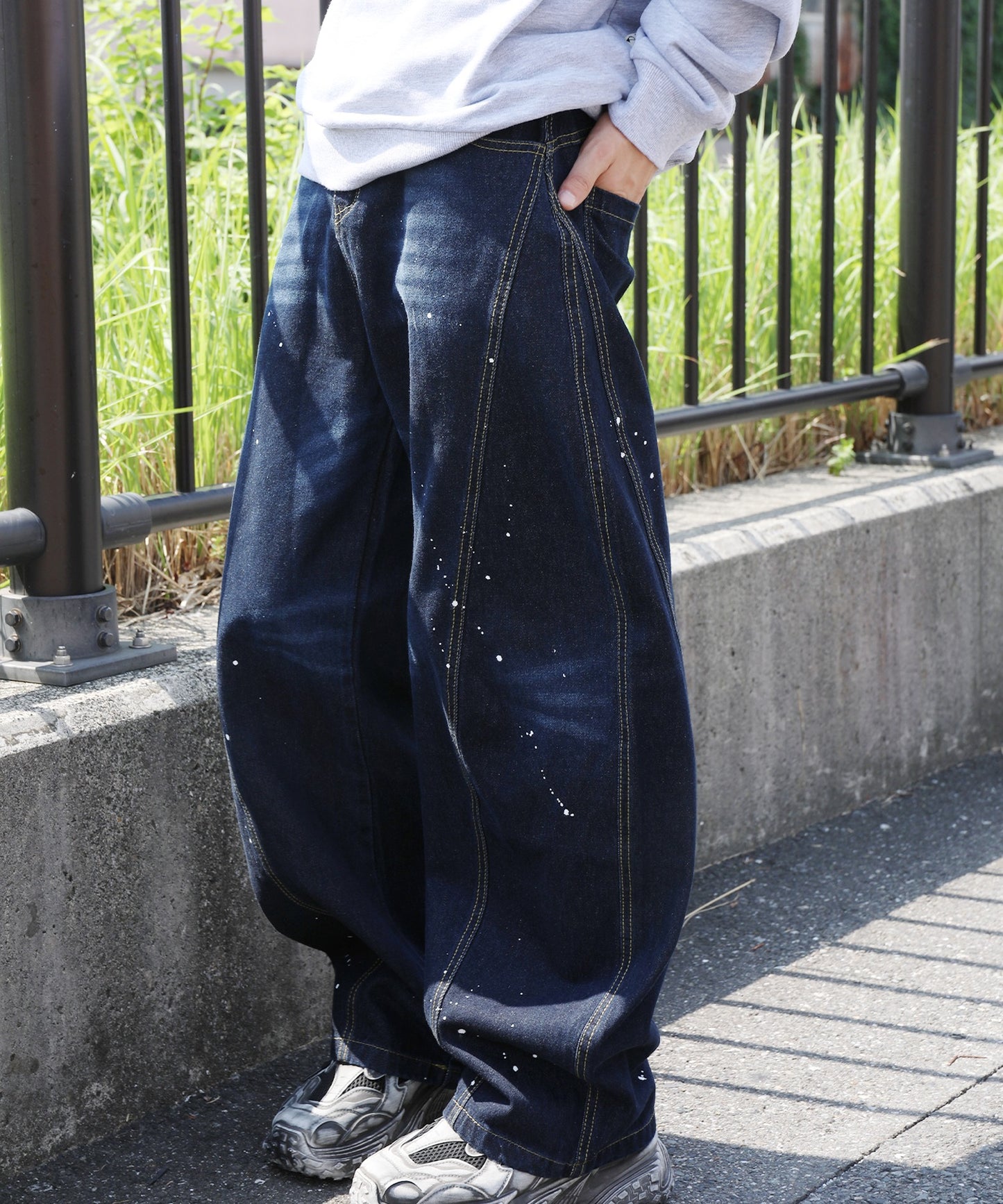 コクーン ペンキ加工 デニムパンツ