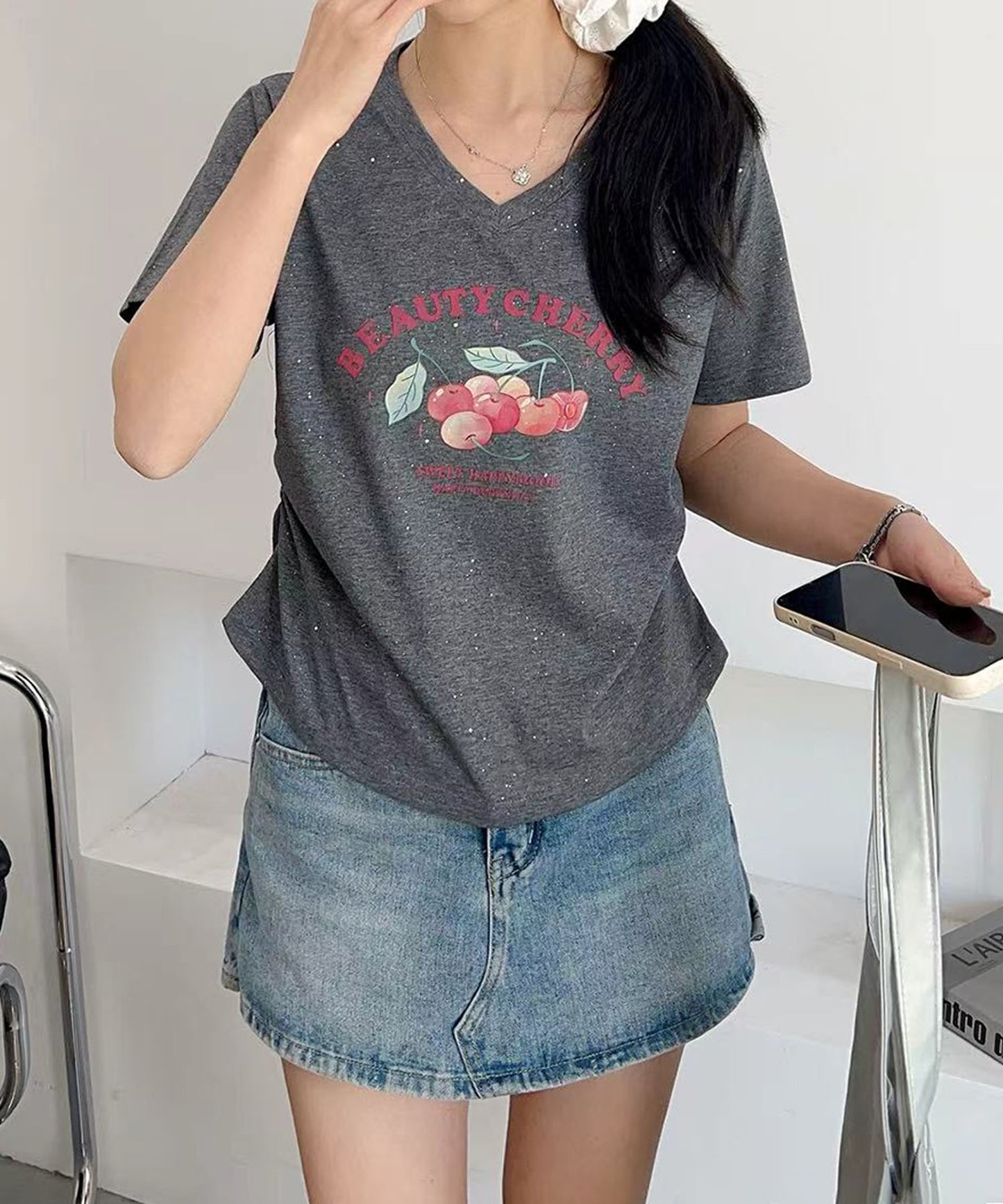 VネックチェリーTシャツ