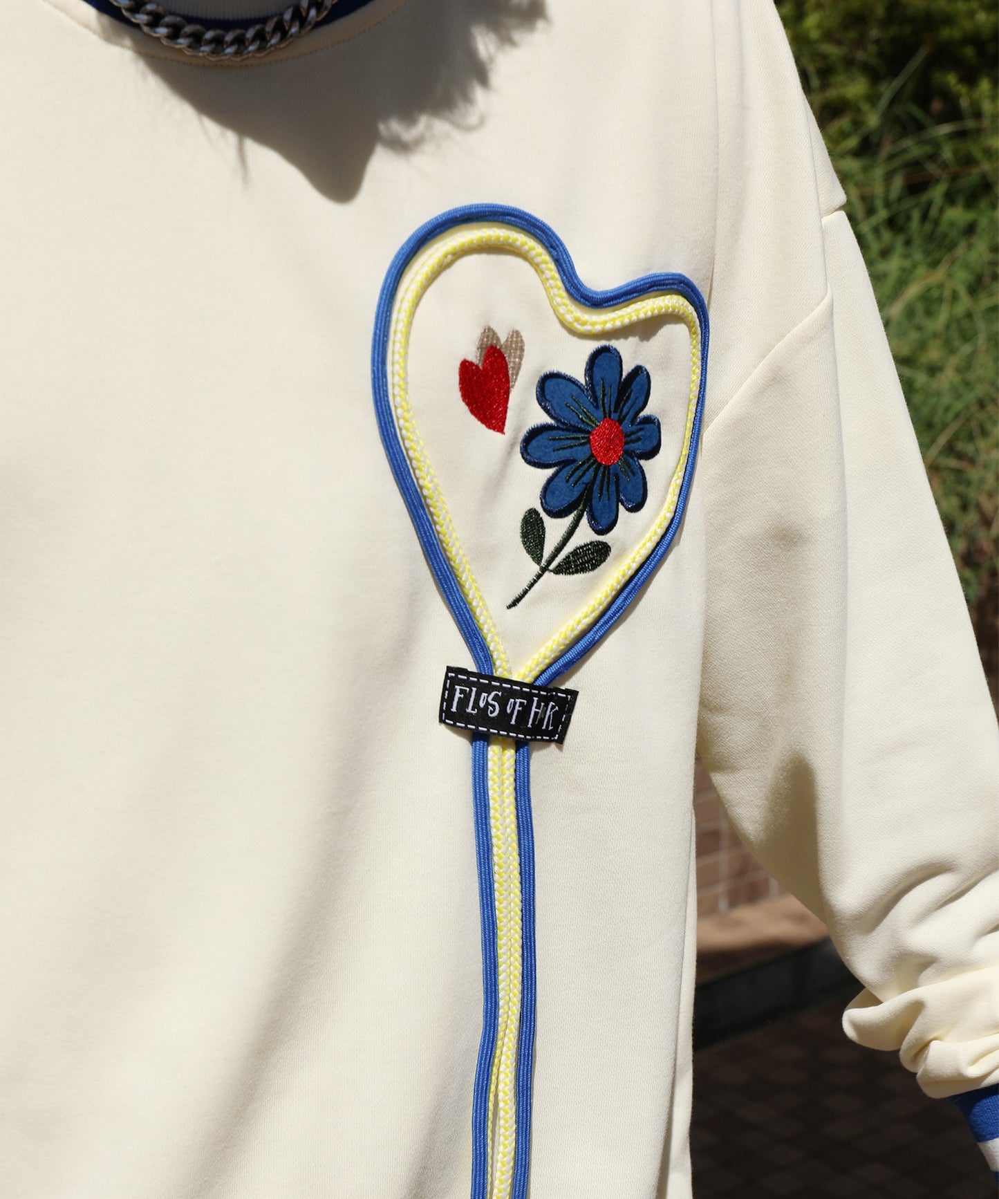 [HOOK -original-] Retro floral embroidery heart string design sweatshirt