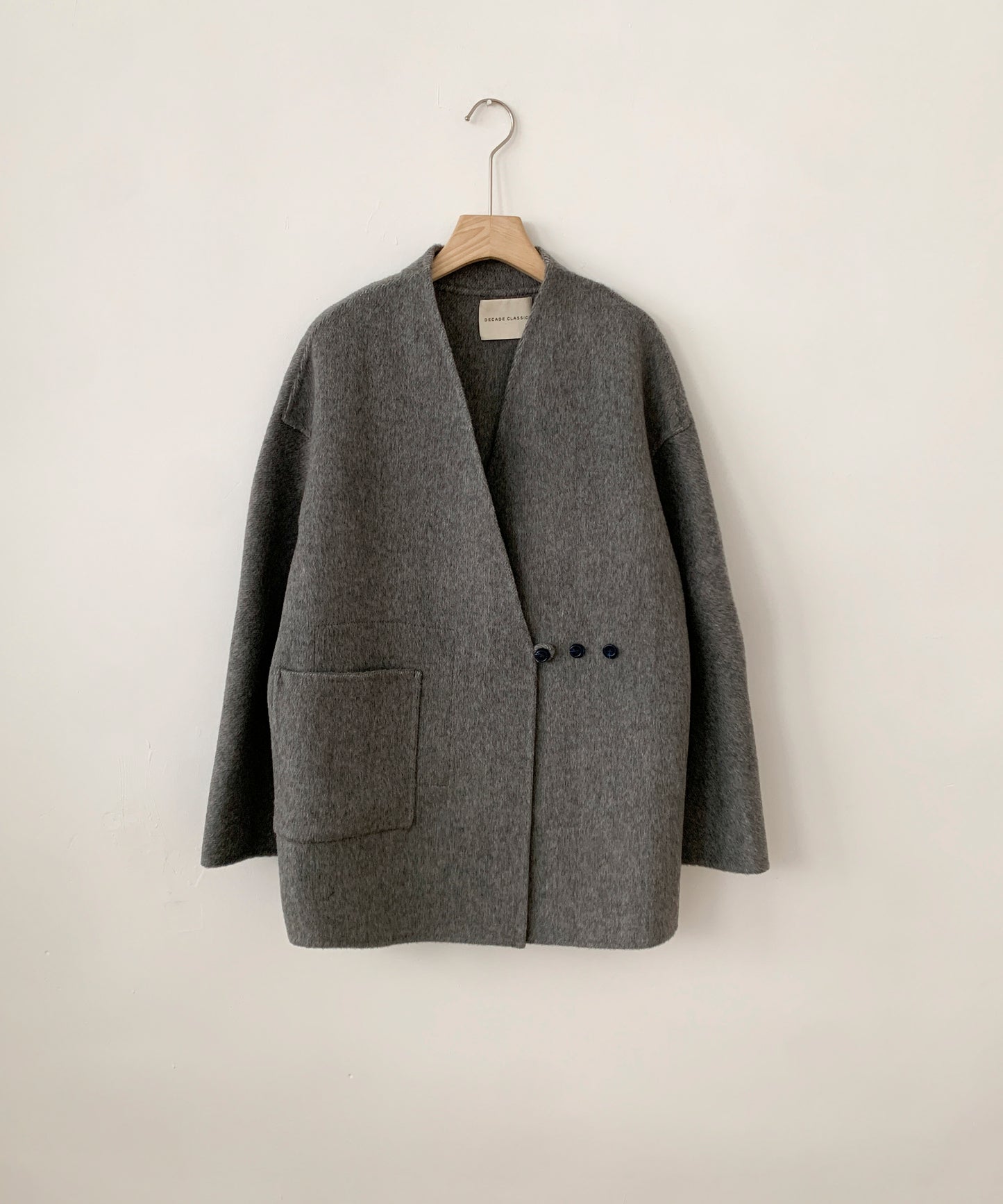 DECADE CLASSIC ノーカラーリバーウールコート