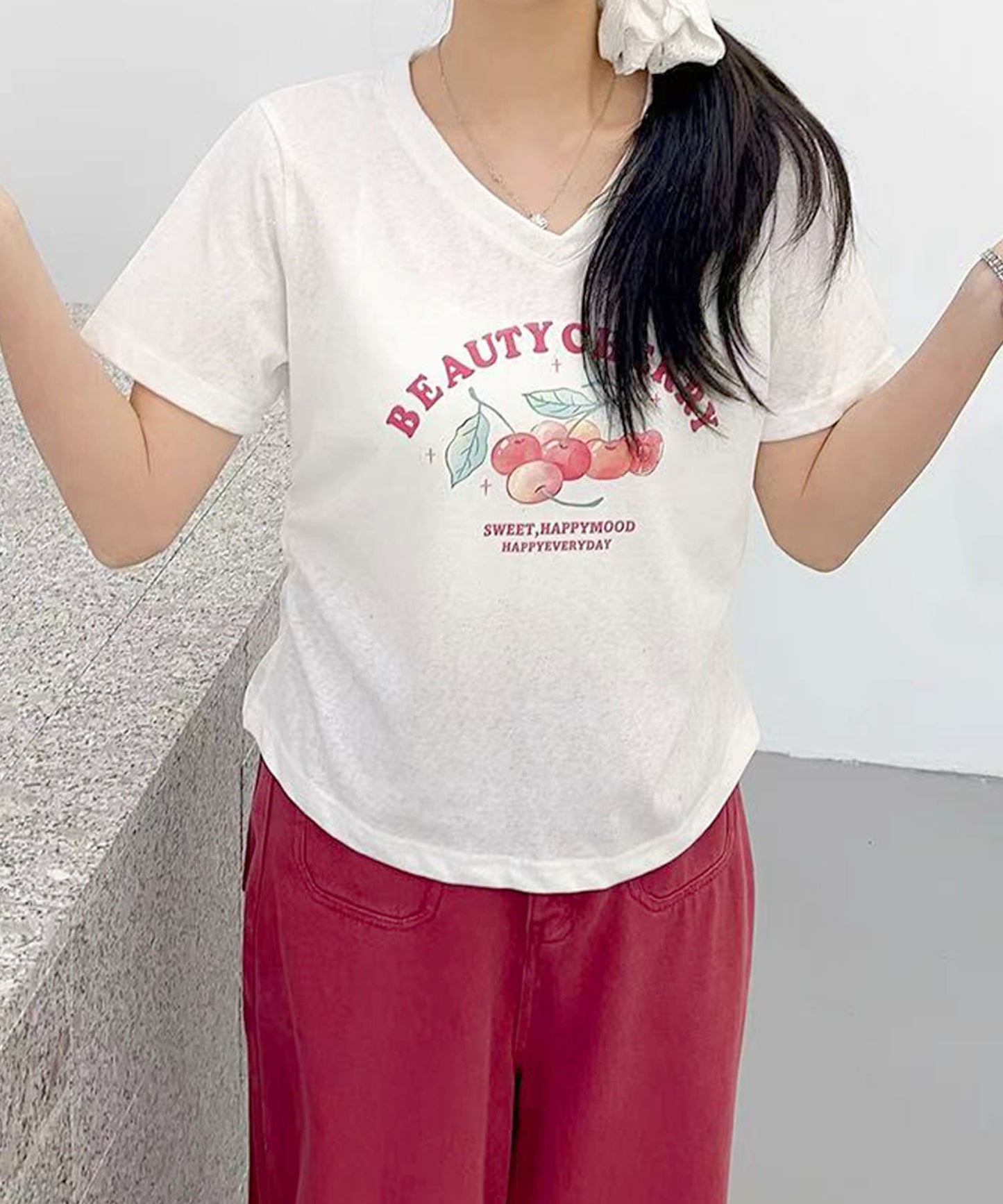 VネックチェリーTシャツ