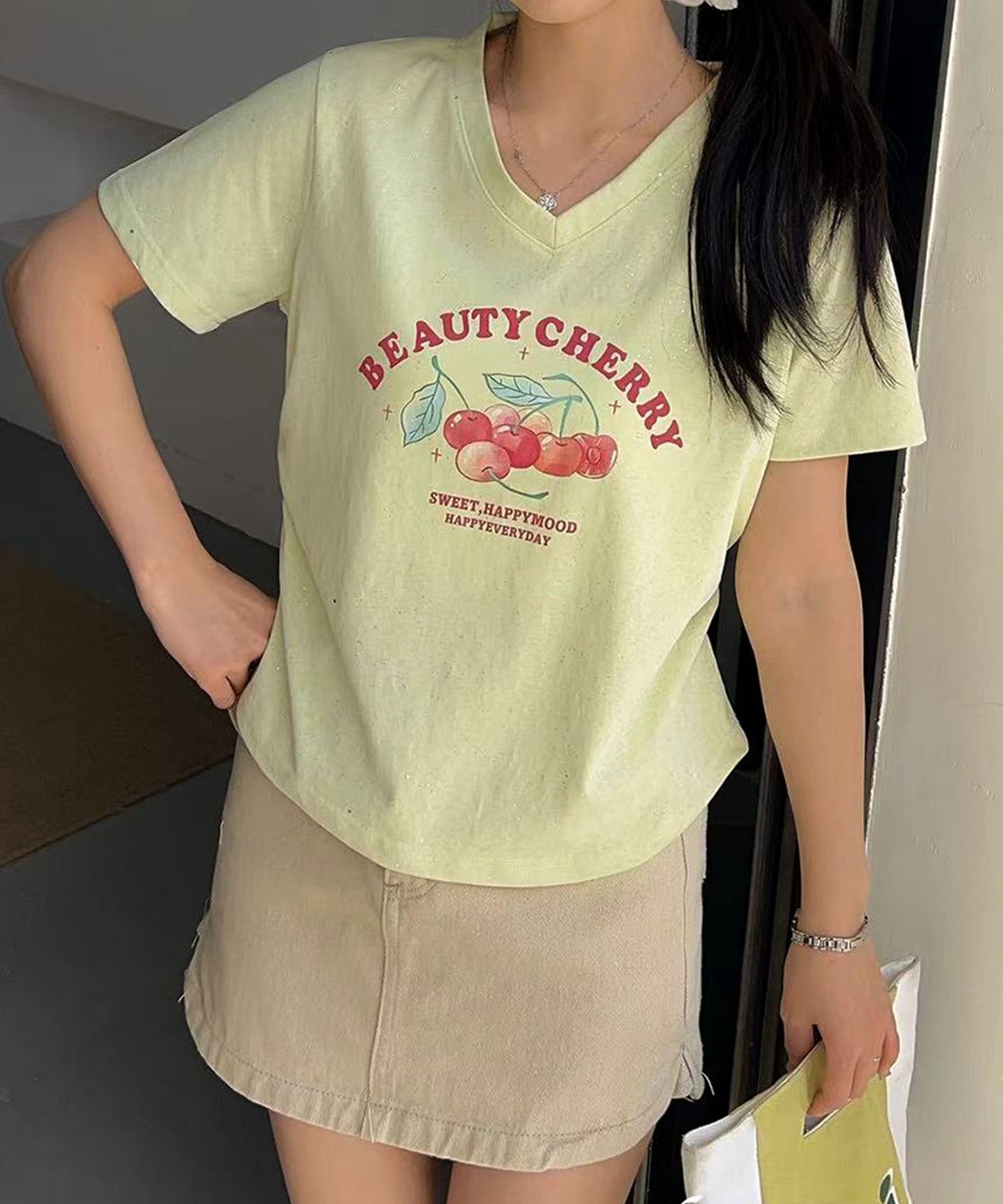 VネックチェリーTシャツ