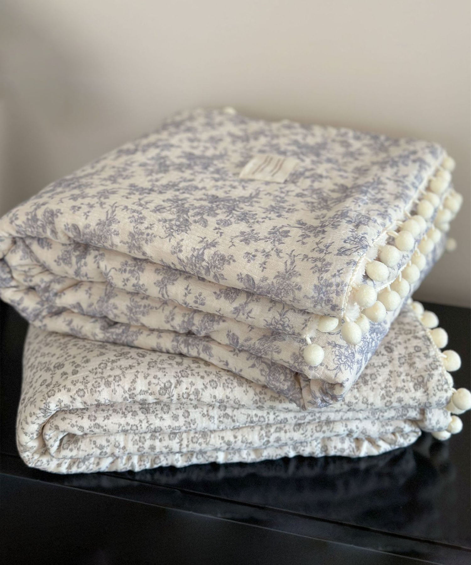 ポンポンリバシーブルブランケット