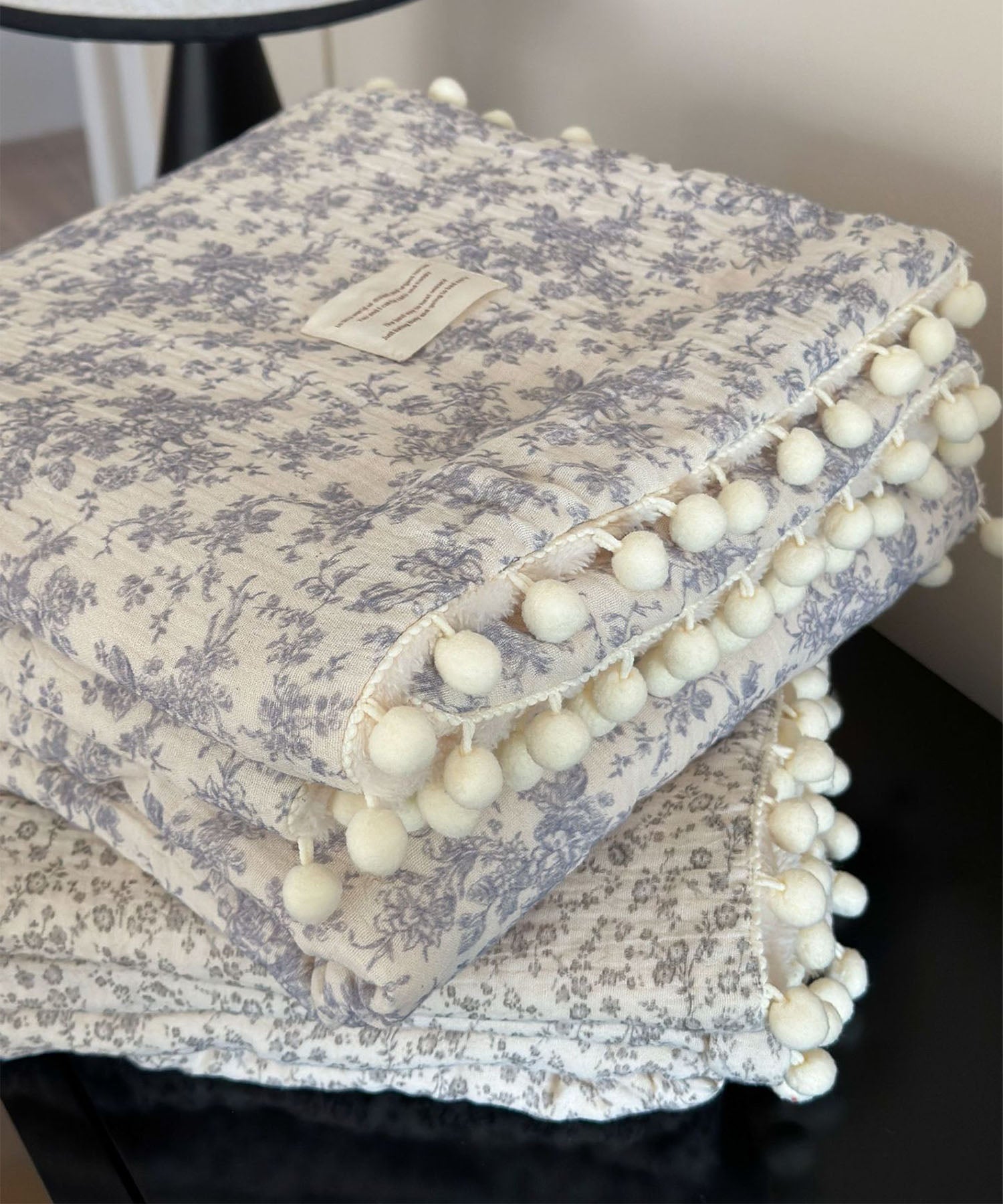 ポンポンリバシーブルブランケット