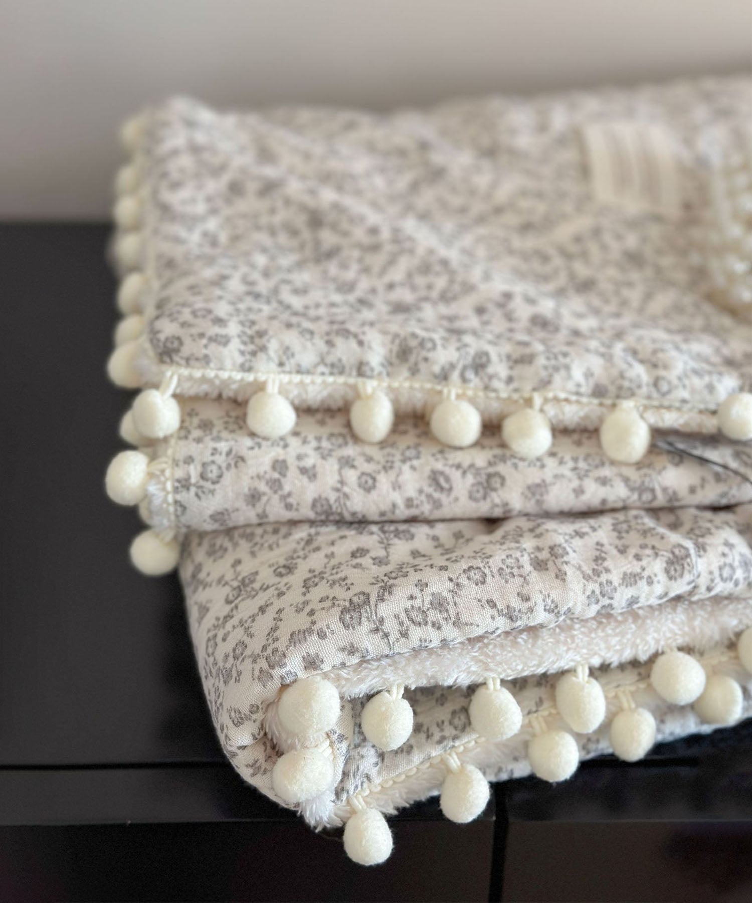 ポンポンリバシーブルブランケット