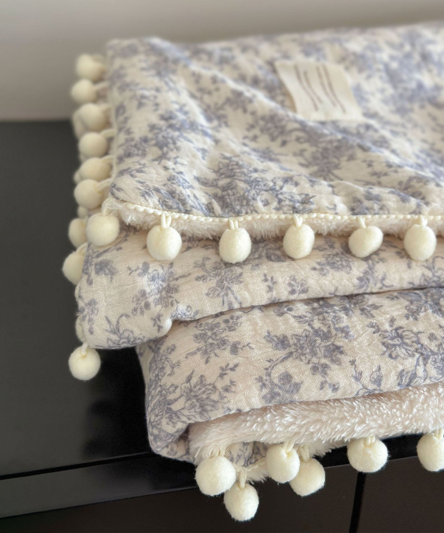 ポンポンリバシーブルブランケット