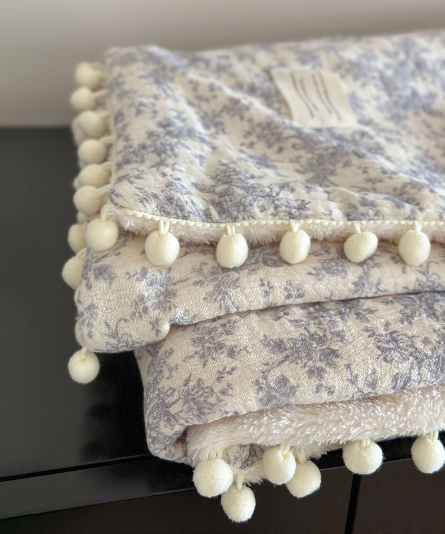 ポンポンリバシーブルブランケット