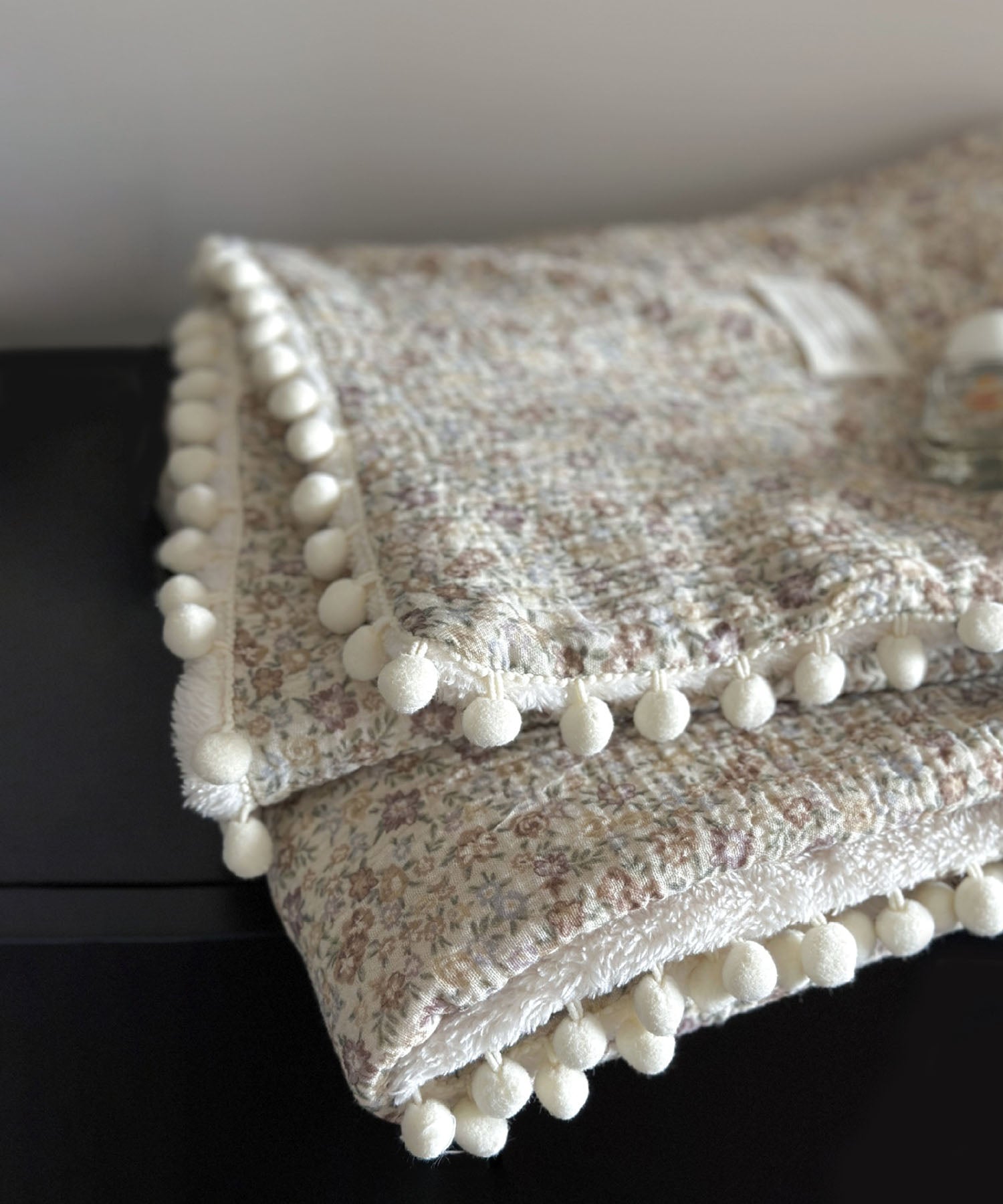 ポンポンリバシーブルブランケット