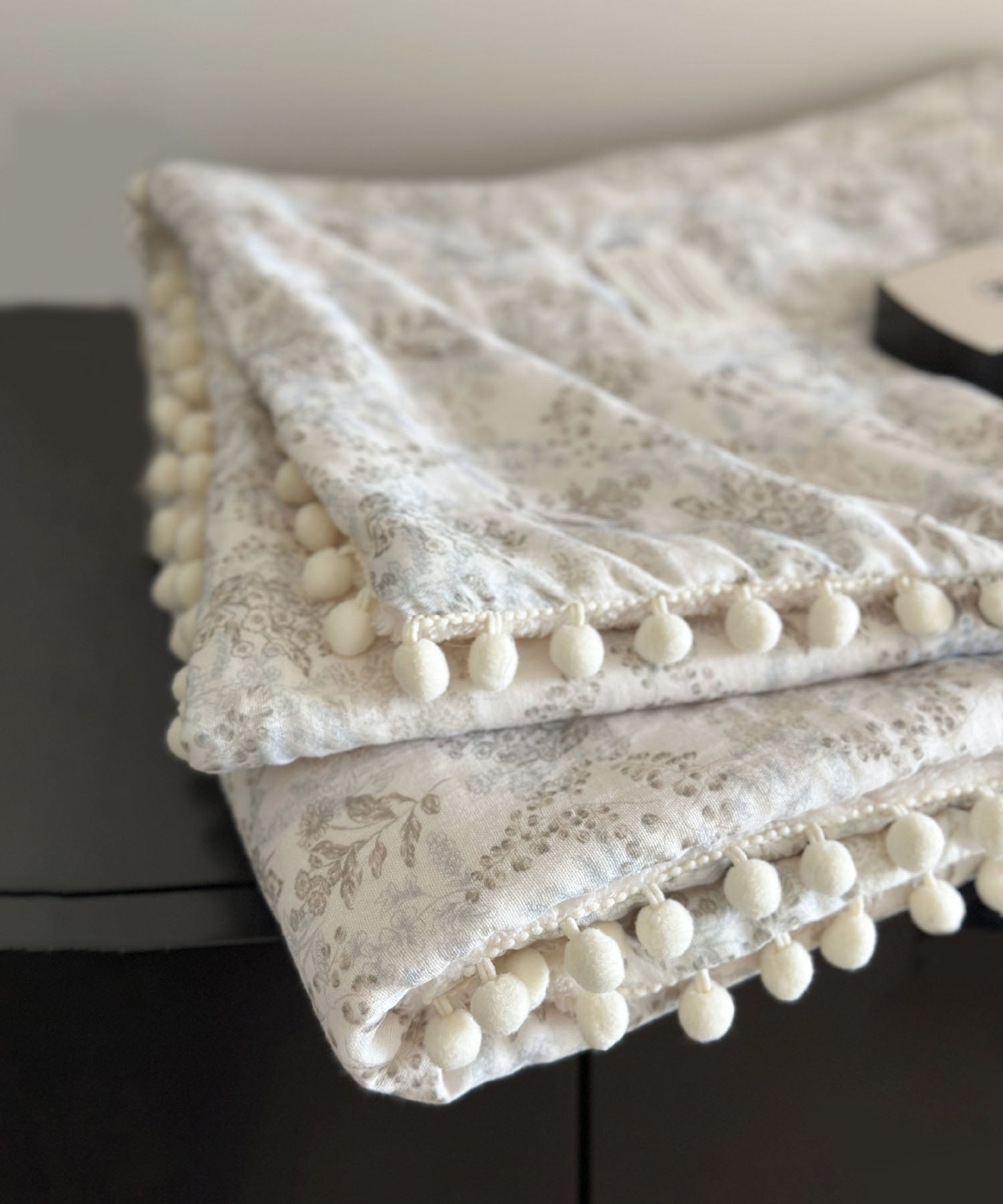 ポンポンリバシーブルブランケット