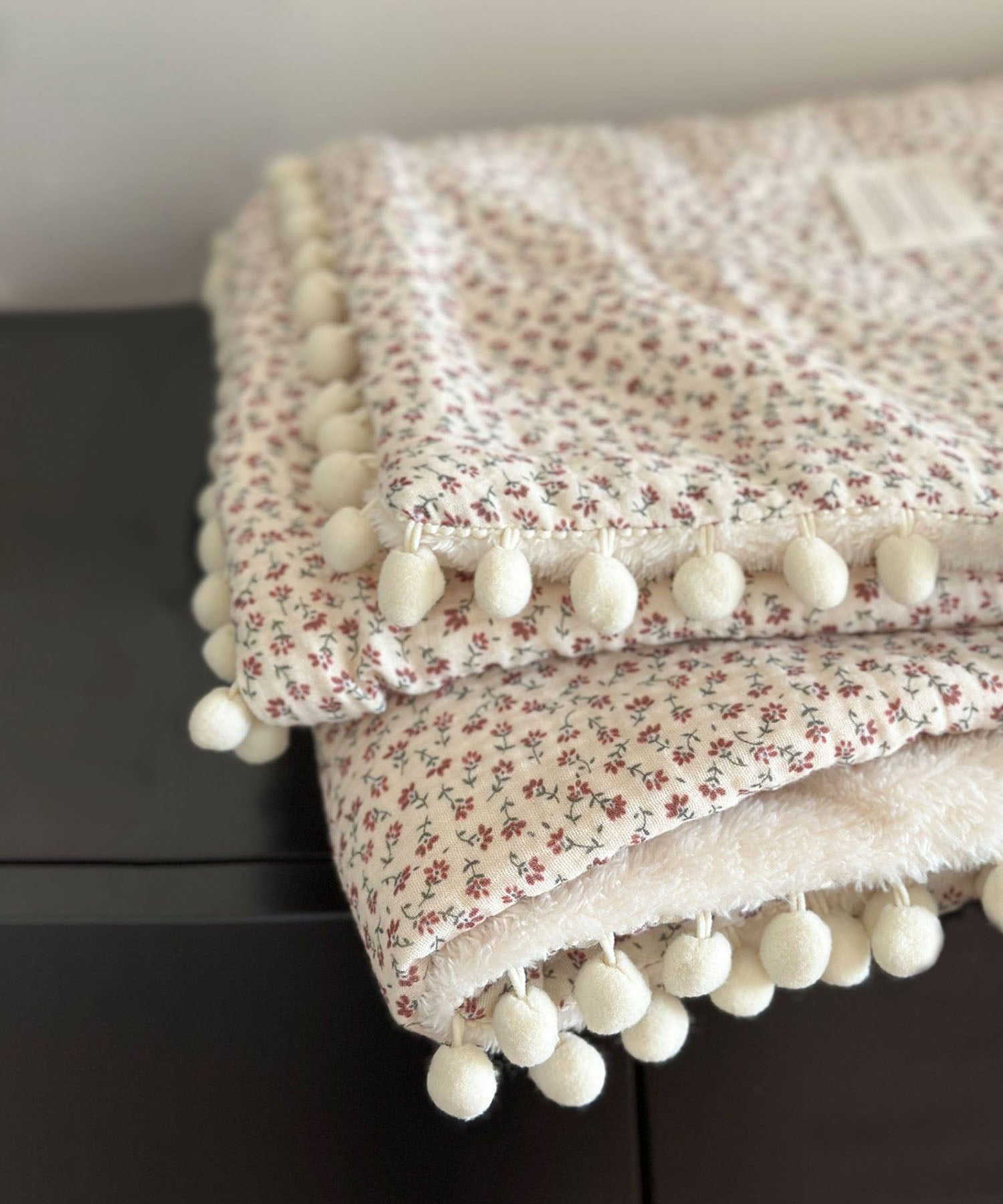 ポンポンリバシーブルブランケット