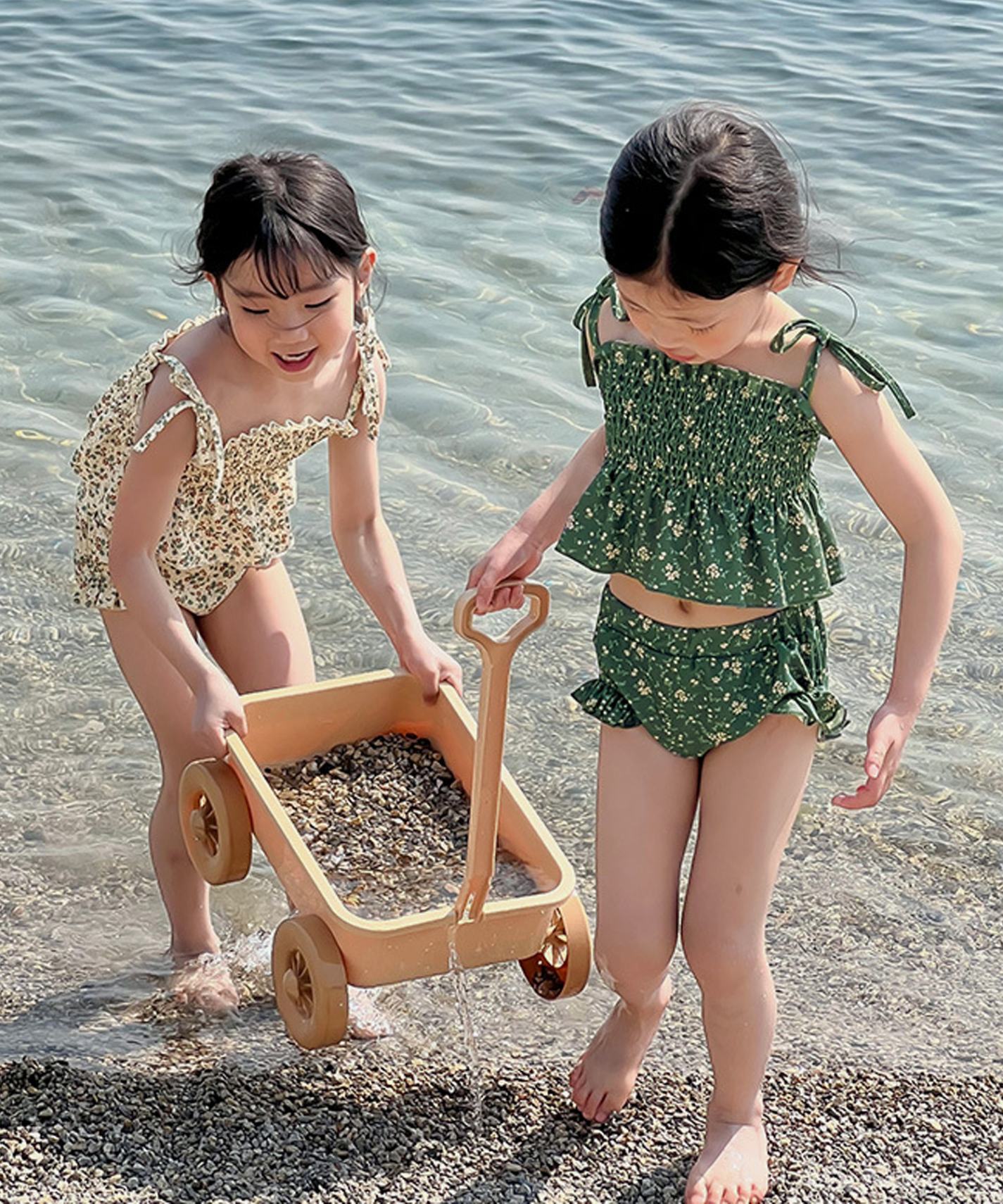 【aimoha-KIDS-】キッズ　花柄シャーリングビキニ　2点セット (SS)