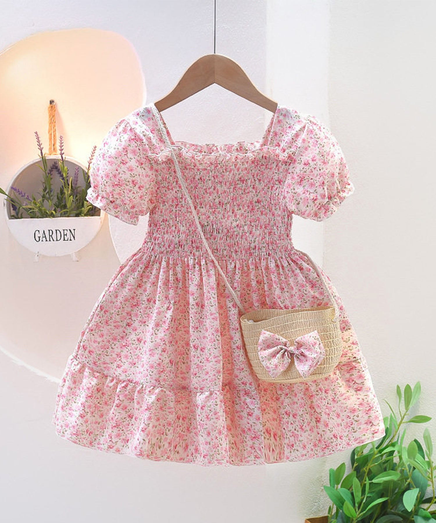 【aimoha-KIDS-】小花柄シャーリングワンピース（バッグ付き）(SS)