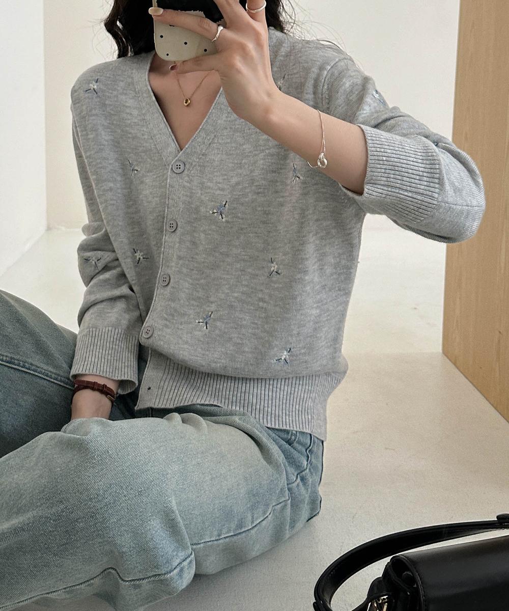 【aimoha】小さな刺繍入りVネックニットカーディガン