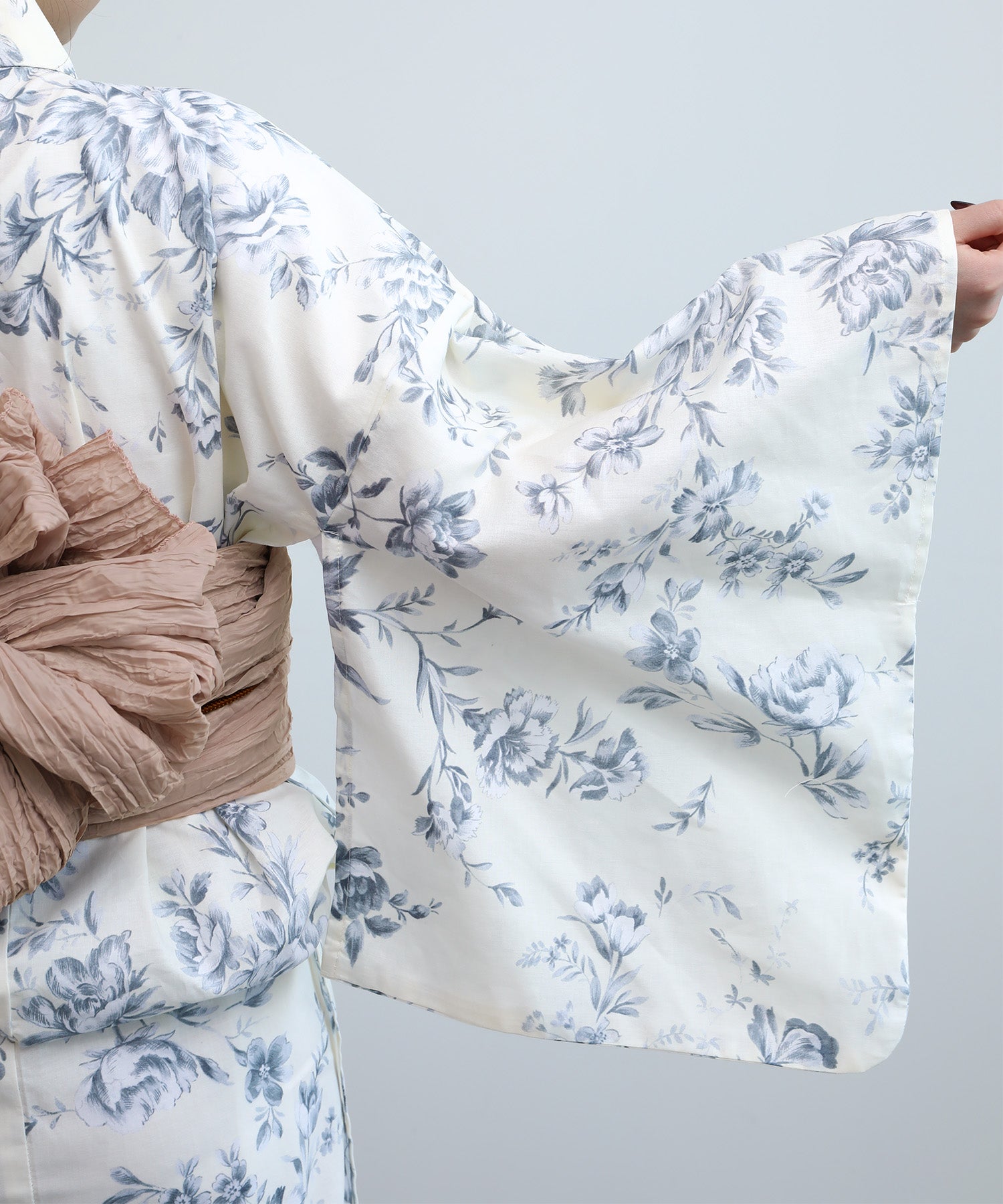 Floral Cotton Yukata 4-Piece Set: Yukata, Hecho Obi, Geta, Hair Ornament